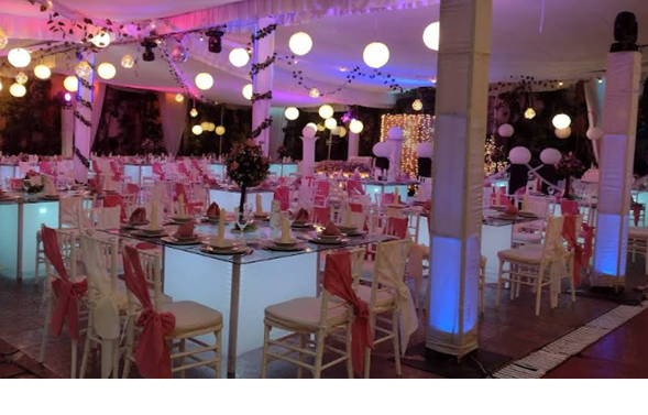 Salón iluminado con esferas en Quinta Alcanfores